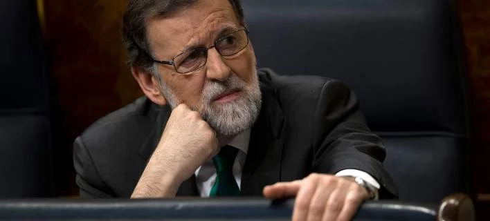 Tρίζει η καρέκλα του Ραχόι: Άρχισε σήμερα η συζήτηση επί της πρότασης μομφής στην ισπανική Βουλή